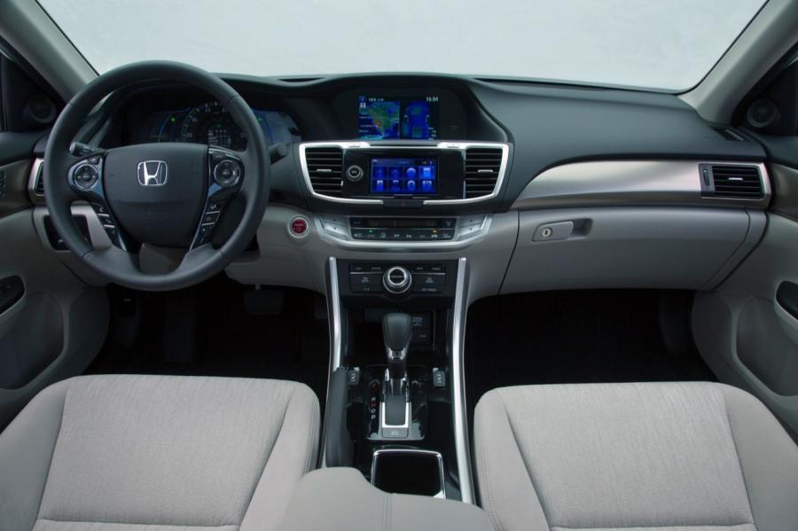  Honda Accord Plug-In Hybrid 2014 года  (фото 25 из 109)